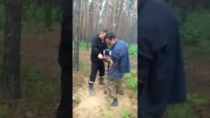 Вот так нужно работать МЕХАНИЧЕСКИМ  БУРОМ( делать лунки для забора). Видео Нусратуллина Ф.Г.