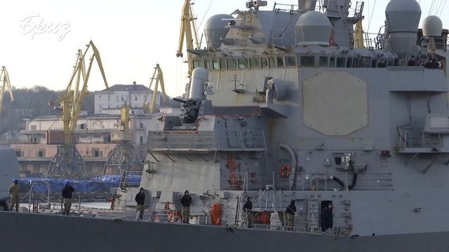 Заход ракетного эсминца "Дональд Кук" в порт Одесса смотреть онлайн