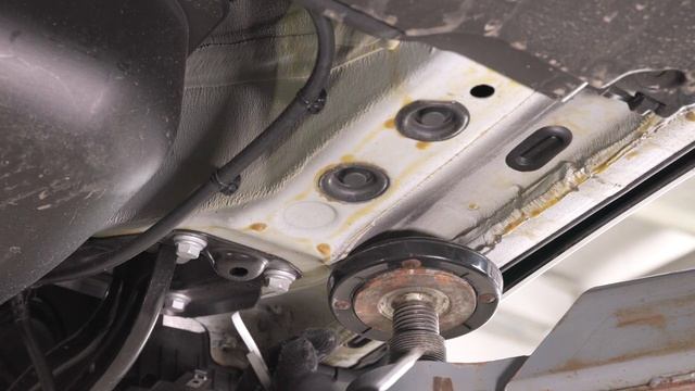 Установка комплекта стальных защит на VW Tiguan (бензин). смотреть онлайн