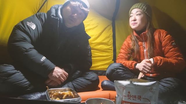 밤새 내린 폭설 !! 강추위에 꽁꽁 얼어버린 텐트 / 소주한잔에 비화식 먹방 / 이 맛에 설산으로 갑니다.. смотреть онлайн