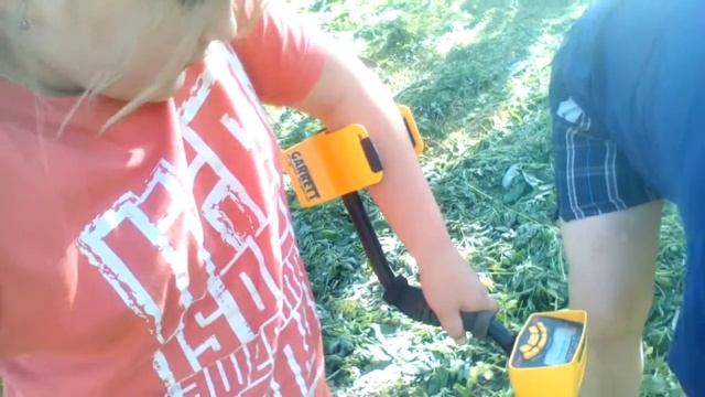 Трюки на турніку Ми з татом шукаємо щось в городі на металошукач