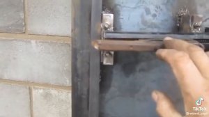 Хитрый замок двери гаража