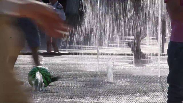 купание в фонтане.