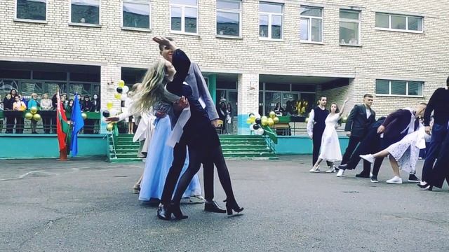 Саша больше не школьник! Вчера ещё шли вместе на первый звонок, сегодня уже последний прозвенел. смотреть онлайн