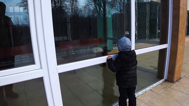 ? Ребенок в 4 года свободно катается на самокате на детской площадке смотреть онлайн