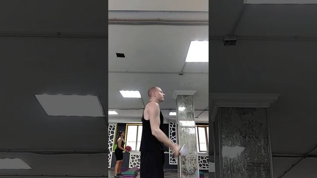 Сгибание рук на бицепс Жим гантелей. Фитнес. Силовой тренинг. Развитие силы. Гантели. смотреть онлайн