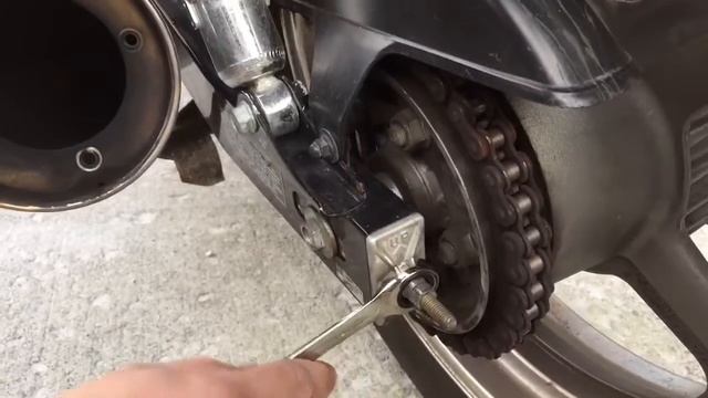 Tightening the chain on a 1997 Honda Nighthawk 750 смотреть онлайн