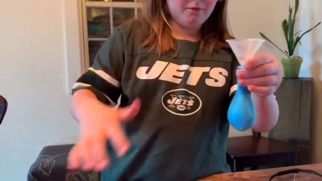 Easy Science Experiments for Kids: Blow up a Balloon with a Chemical Reaction смотреть онлайн