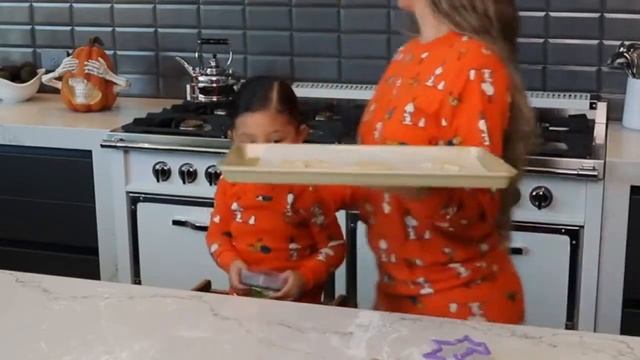 Кайли и Сторми пекут печенье на Хеллоуин (РУССКАЯ ОЗВУЧКА) смотреть онлайн