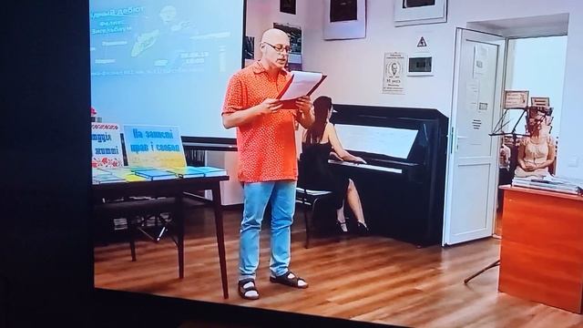 "Гитарный романс", в исполнении автора музыки и текста Феликса Зигельбаума! У рояля Руслана Шевелёв смотреть онлайн