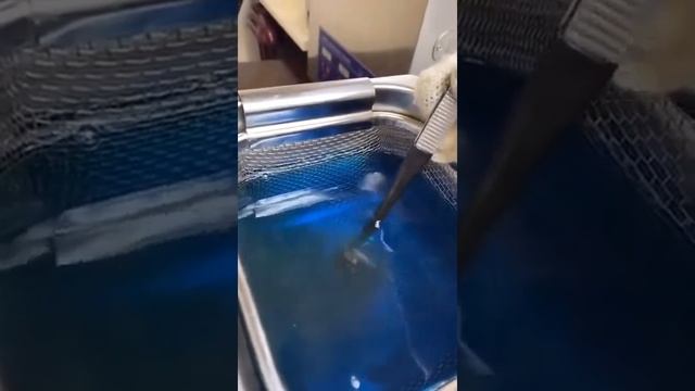 Впечатляющая чистка бриллиантового кольца в ультразвуковой ванне смотреть онлайн