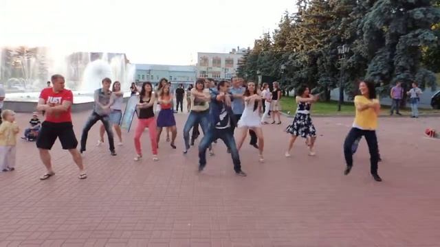 Опен-Эйр в Курске у цирка. Импровизированный массовый танец смотреть онлайн