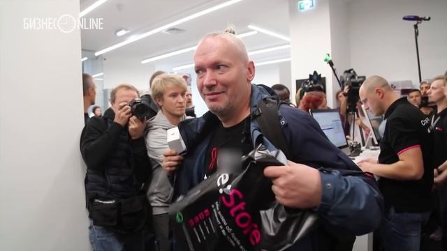 Ажиотаж в Москве и безразличие в Казани: в России продают новые айфоны смотреть онлайн