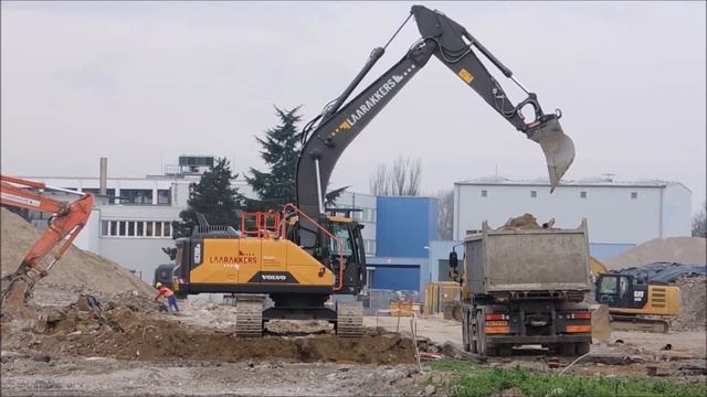 Excavator Volvo EC 250 Load Truck