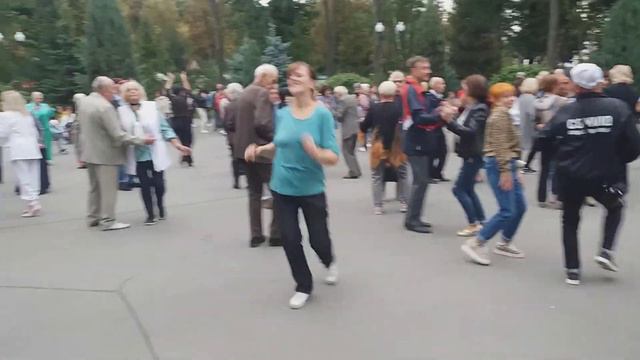 Харьков, танцы в парке; "Первое лето без него" смотреть онлайн