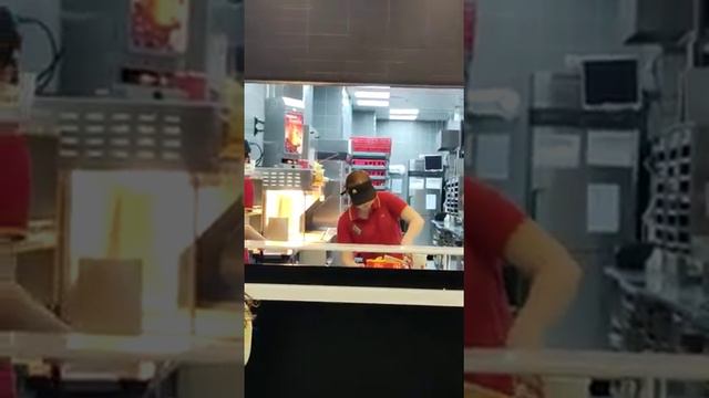 Шереметьево!Макдоналдс работает на всю катушку смотреть онлайн