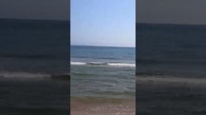 просеивают песок на пляже, супер чистые пляжи в Террачине, весна 2022