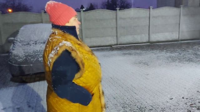 У нас опять снег ❄️ Убираем территорию