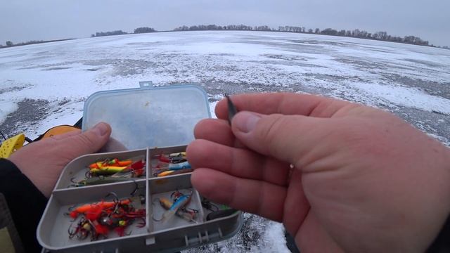 ЛОВЛЯ ОКУНЯ зимой на БОМБУ смотреть онлайн