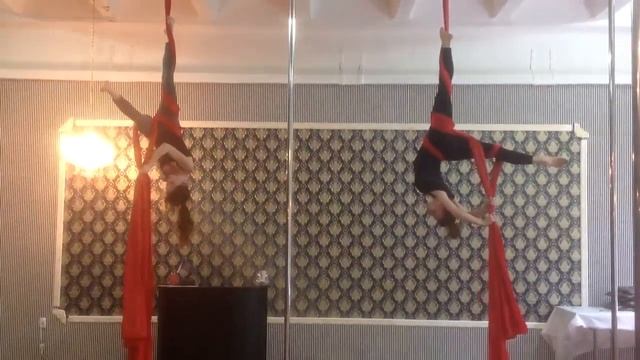 Дуэт тренера и ученицы. Юля Тарадуда и Романа. ROYAL pole dance смотреть онлайн