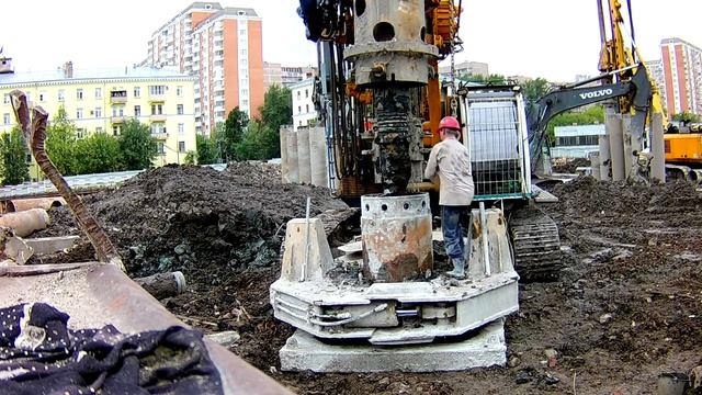 Bauer BG 22 H бурение, завинчивание и стыковка обсадной трубы | Работа буровой установки Бауэр 22 H смотреть онлайн