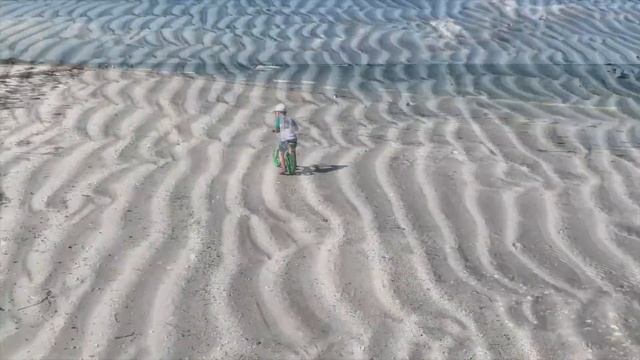 Sunny Vanya rescues Cars 3 on a balance bike on the beach смотреть онлайн