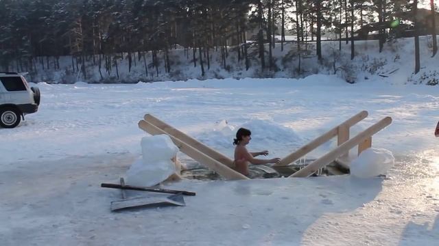 купание в проруби.Сибирь (крещение)часть 3