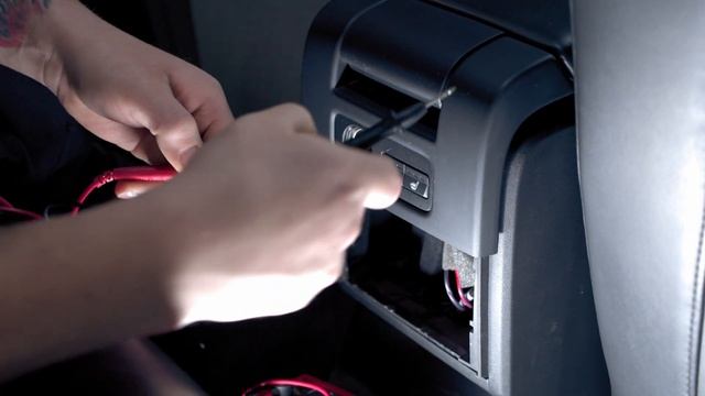 Inkoppling Bluetoothadapter Till AUX-uttaget På Volvo S80, V70, XC60, XC70, XC90, C30, C70, S40, V5