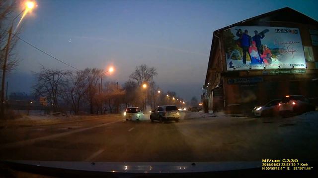 дамы за рулем. Движение по двум полосам сразу. смотреть онлайн