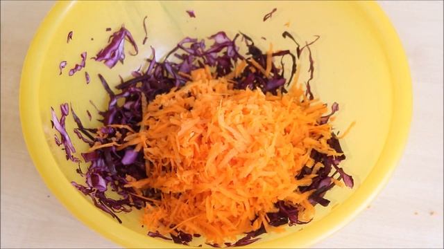 Салат из краснокочанной капусты с морковью — видео рецепт полезного салат Щетка на каждый день! смотреть онлайн