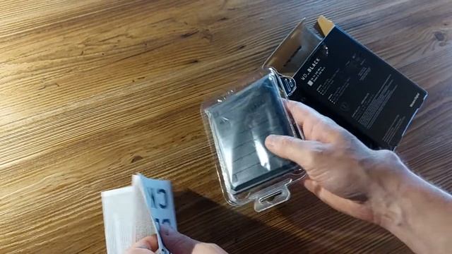 Распаковка жесткого диска Western Digital WD BLACK P10 Game Drive 2TB 2.5" USB 3.2 External Black смотреть онлайн