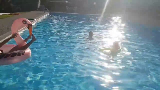 КИПР. ПРЫГАЕМ С СОСЕДКАМИ БОМБОЧКОЙ😂😂😂😂😂😂 смотреть онлайн
