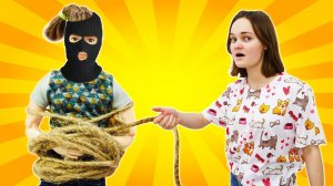 Игры для девочек в куклы Барби и Штеффи. Кукла Штеффи - один дома! Ловим вора в доме Барби!