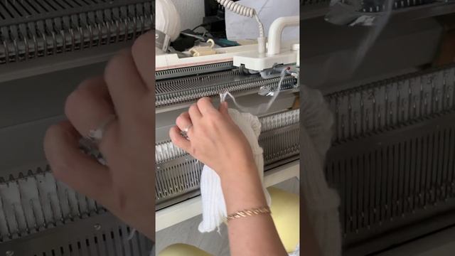 Обработка воротничка и низа изделия. Машинное вязание || Knitting Machine