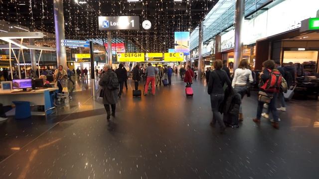 Netherlands, Schiphol Airport, walking around, 7X elevator , 23X moving sidewalk, 2X escalator смотреть онлайн
