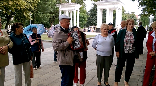 2777 Танцы песни частушки гармонь фонтан жители Орла поют танцуют городской парк гармошка город Орёл