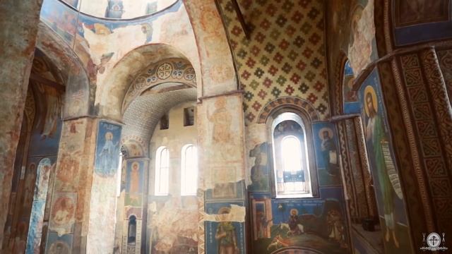 Литургия в древнем Кирилловском храме Киева смотреть онлайн