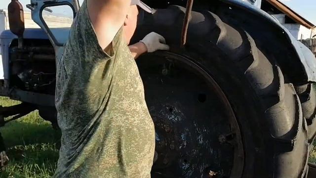Как снять шину с трактора Т40 смотреть онлайн
