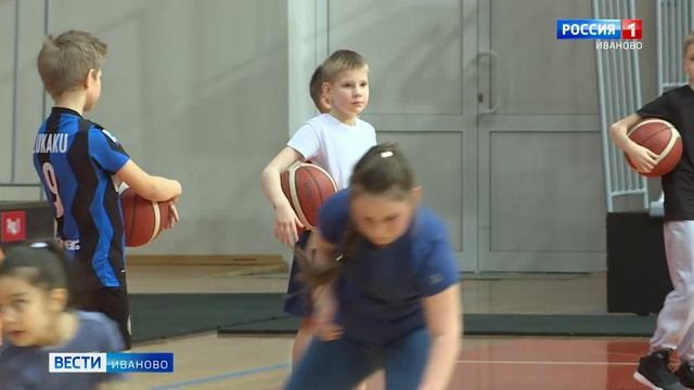 Юные спортсмены Иванова тренируются в баскетбольной секции во Дворце спорта смотреть онлайн
