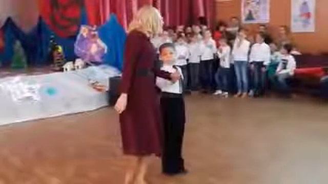 Танец Мама и сын 240p via Skyload смотреть онлайн