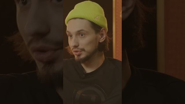 Футболист по контракту каждый год получал новый дом. Как такое возможно? #shorts смотреть онлайн
