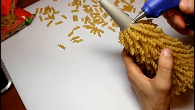 КАК СДЕЛАТЬ КРАСИВУЮ ЁЛКУ ИЗ МАКАРОН / HOW TO MAKE A BEAUTIFUL CHRISTMAS TREE OUT OF PASTA смотреть онлайн