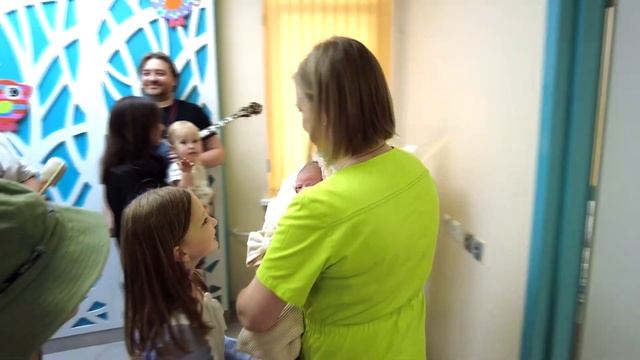 Вот так надо встречать жену из роддома смотреть онлайн