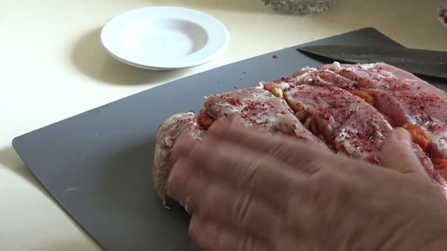 Свинина запечёная с курагой и грецким орехом. смотреть онлайн