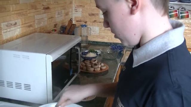 Юра готовит запеченные грибы смотреть онлайн