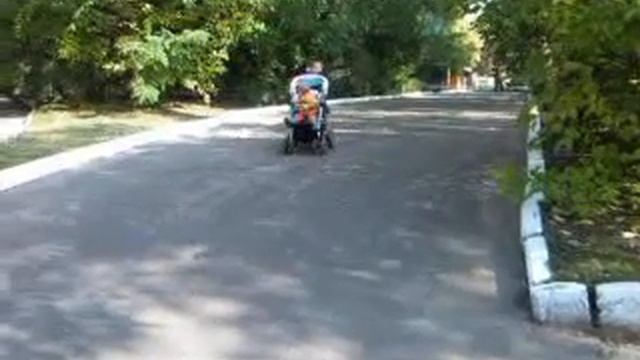 Дети балуются на коляске смотреть онлайн