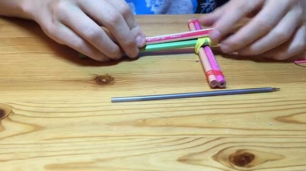 Самодельный АРБАЛЕТ из карандашей и резинок | CheGuevara TV