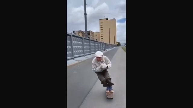 ПОЖИЛОЙ СКЕЙТБОРДИСТ ПОКАЗАЛ СКИЛ! ?? Макс Тимухин увидел как 73 летний дед на скейте катается ... смотреть онлайн