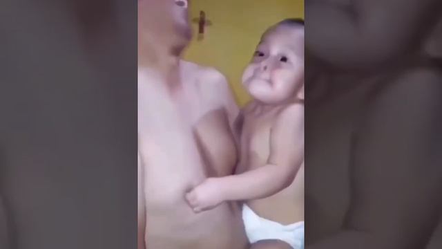 Dad's nipples 🤣 смотреть онлайн