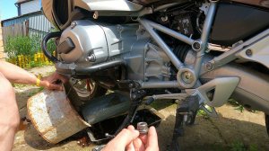Замена масла  и масляного фильтра в двигателе мотоцикла BMW R1200RT 2015 года